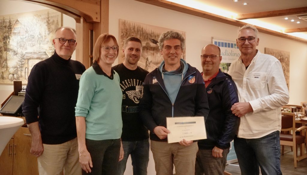 Symbolische Scheckübergabe Kunstrasenplatz